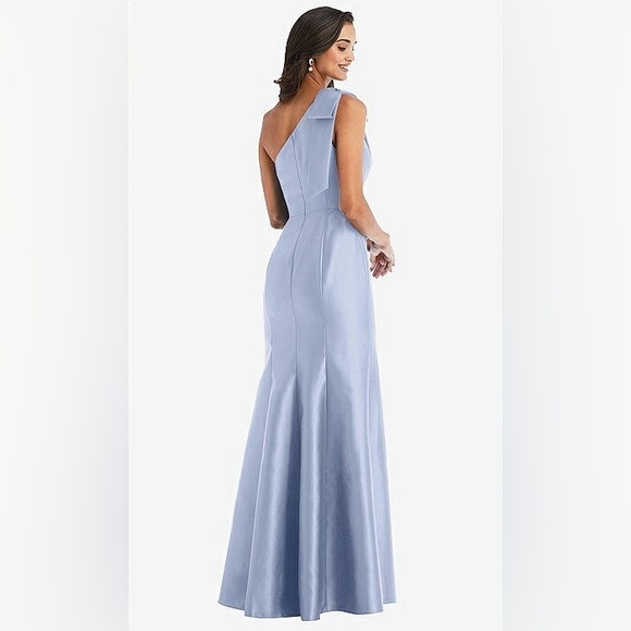 Alfred Sung BOW ONE-SHOULDER SATIN TRUMPET GOWN IN SKY BLUE - Picture 2 of 4